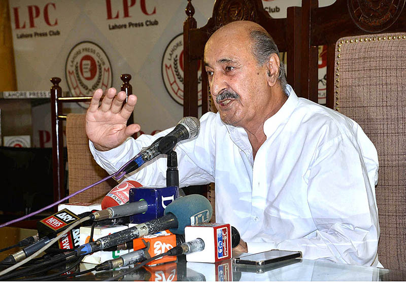 Abdul Razzaq Niazi is announcing to quit PTI party in a press conference at Press Club