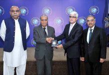 Chairman, BOG ISSI Amb. Khalid Mahmood giving away shield to a participant in a seminar on “Lethal Autonomous Weapon System (LAWS): A Regional Perspective” organized by Arms Control and Disarmament Centre (ACDC) in collaborations with Sustainable Peace And Development Organization (SPADO) at ISSA