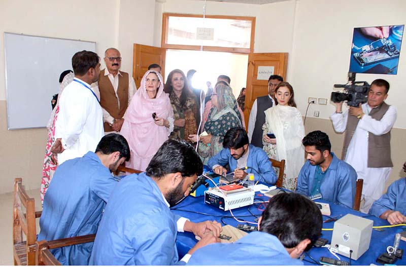 First Lady Samina Alvi visits the Skill Center established by the Social Welfare Department in collaboration with the NAVTTC under the PM Youth Skills Program