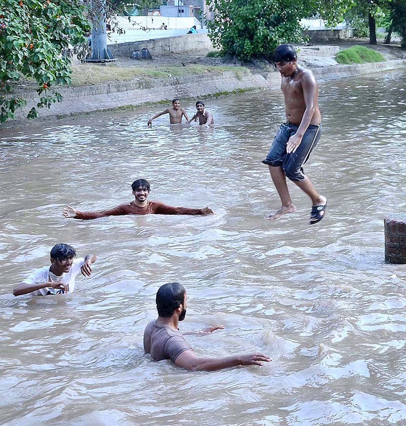 Youngsters jumping in to the canal to beat the heat in Provincial Capital City