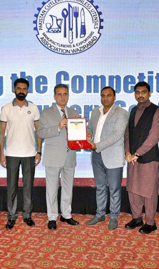 Chairman Cutlery Association Shakeel Azam presenting a cutlery set to Chief Executive Pakistan Business Council (PBC) during the launching ceremony of "Study for Enhancing the Competitiveness of Cutlery Sector of Pakistan