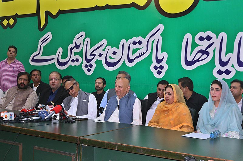 Chaudhry Shujat Hussain, President of Pakistan Muslim League along with others addressing a press conference