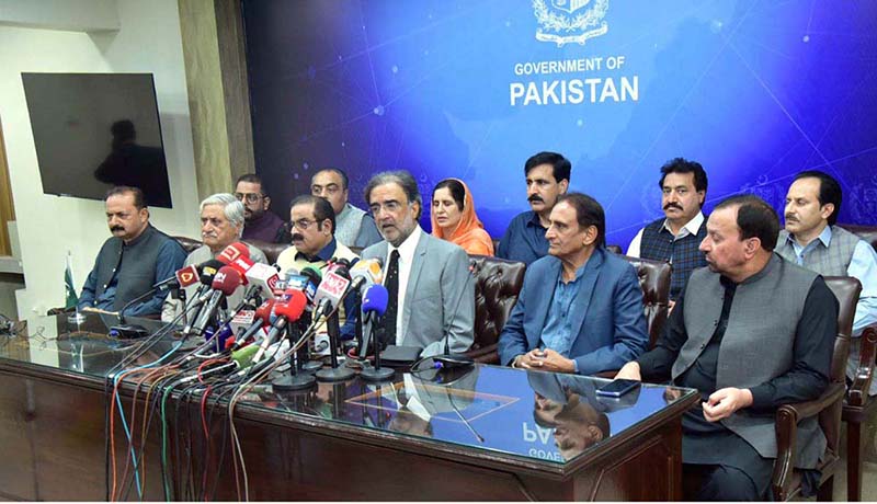 Advisor to the Prime Minister on Kashmir Affairs and Gilgit-Baltistan Qamar Zaman Kaira and leadership of Pakistan Peoples Party, Azad Kashmir addressing a press conference