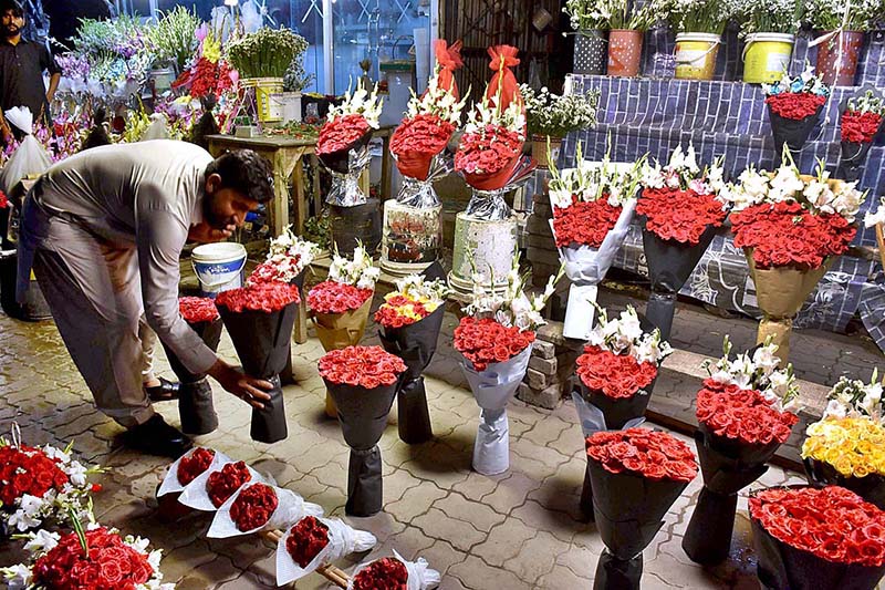 A vendor display and decorate a bouquet of flowers to attract customers