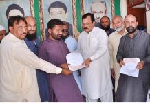 Minister of State / SAPM for Industries and Production, Tasneem Ahmed Qureshi and Assistant Director Baitul Mal Pakistan Sargodha Asif Shah distributing cheques among special persons