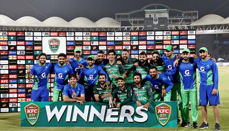 Players of Pakistan cricket team posing in a group photograph with winning trophy after winning five matches One-Day International (ODI) series against New Zealand at the National Cricket Stadium