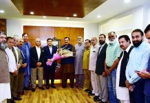 Minister of State/ SAPM for Industries and Production, Tasneem Ahmed Qureshi posing for a group photo with members of Islamabad Chamber of Commerce and Industry