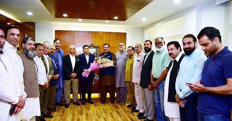 Minister of State/ SAPM for Industries and Production, Tasneem Ahmed Qureshi posing for a group photo with members of Islamabad Chamber of Commerce and Industry