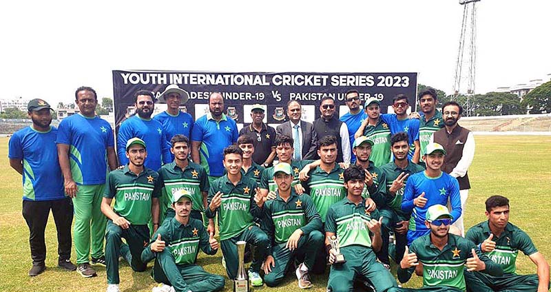 High Commissioner for Pakistan to Bangladesh, Imran Ahmed Siddiqui in group photo with Pakistan Under 19 Cricket team who won the one-off T20 match against Bangladesh U-19 team at Rajshahi, Bangladesh