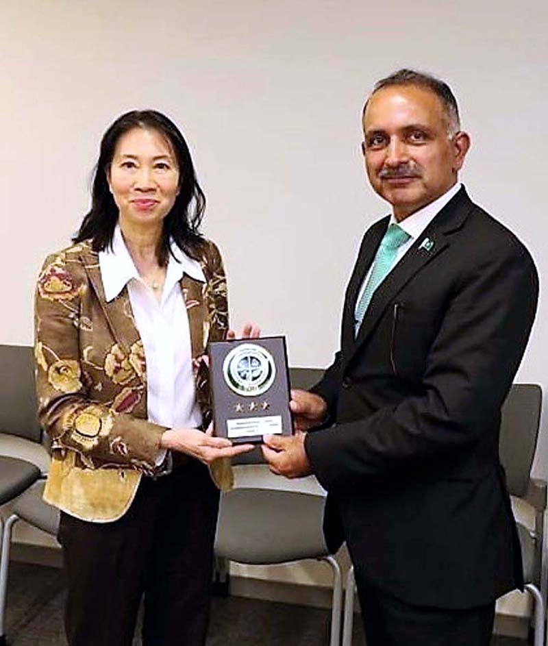 Chairman NDMA, Lt. Gen. Inam Haider Malik presenting shield to Ms. Marcia Wong, Deputy Assistant to the Administrator, USAID HQs