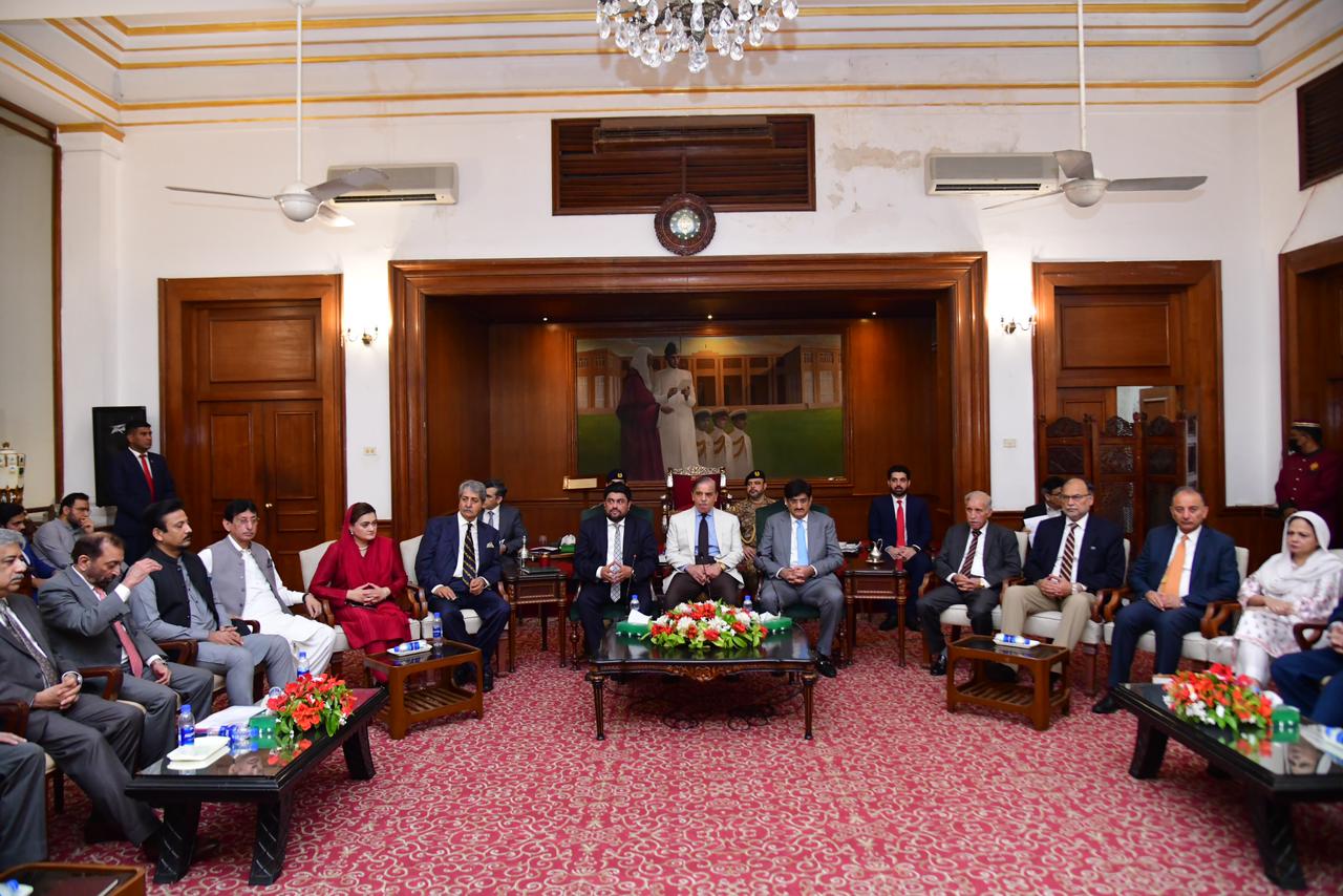 PM urges businessmen to help govt in overcoming challenges