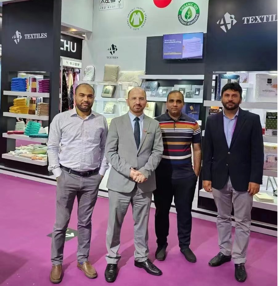 Pak Consul General visits Pakistani stalls in Canton Fair, Guangzhou