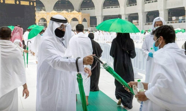 Presidency of two holy mosques distributes more than 10,000 umbrellas