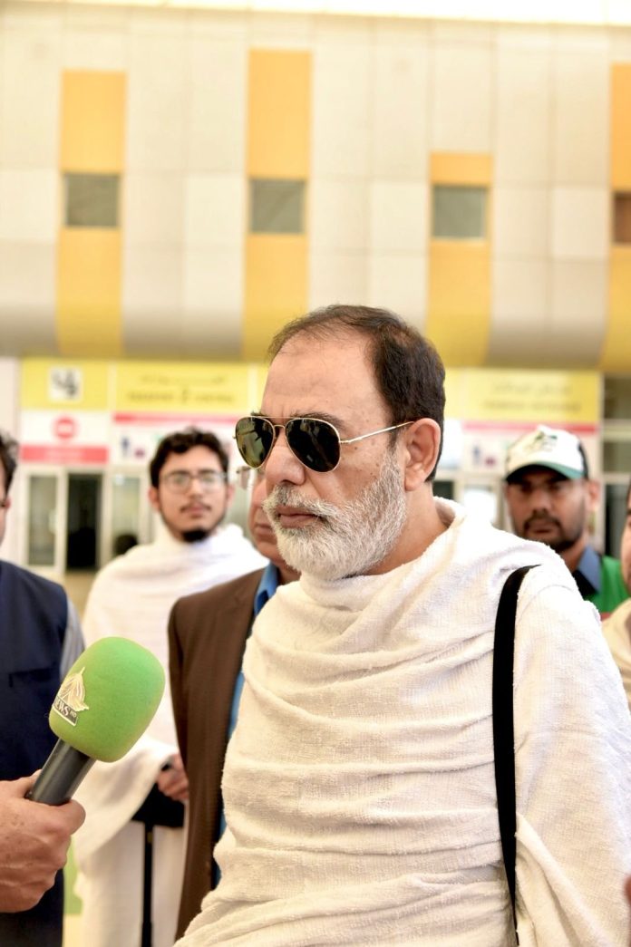 Talha performs Umrah; prays for peace, prosperity of Pakistan