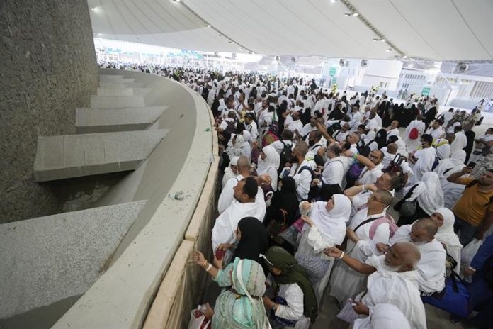 Pilgrims stone the devil as Hajj nears culmination