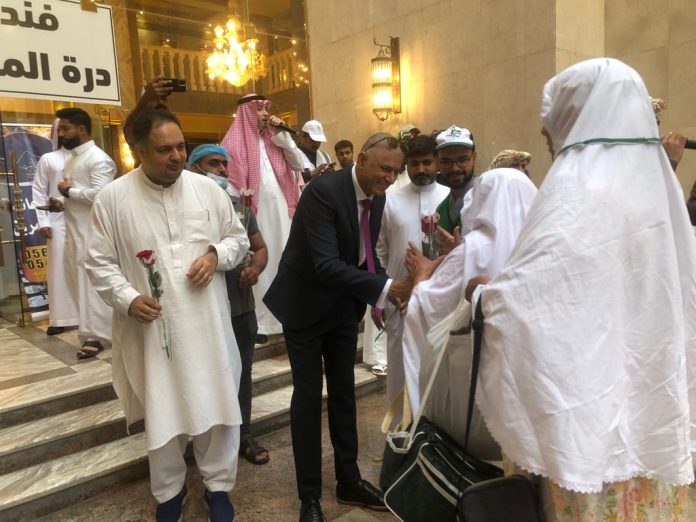 Another group of Pakistani pilgrims welcomed in Makkah with traditional Arabic culture