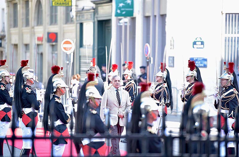 Prime Minister Muhammad Shehbaz Sharif received by Catherine Colonna, France’s Minister for Europe and Foreign Affairs at Palais Brongniart, Paris, to attend the closing session of Summit for New Global Financial Pact. Upon arrival, the Prime Minister was presented a guard of honor