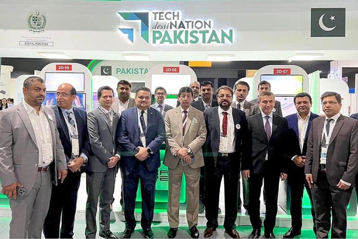 Federal Minister for IT and Telecommunication Syed Amin Ul Haque in a group photo after visiting Pakistani pavilion at GITEX Global Exhibition