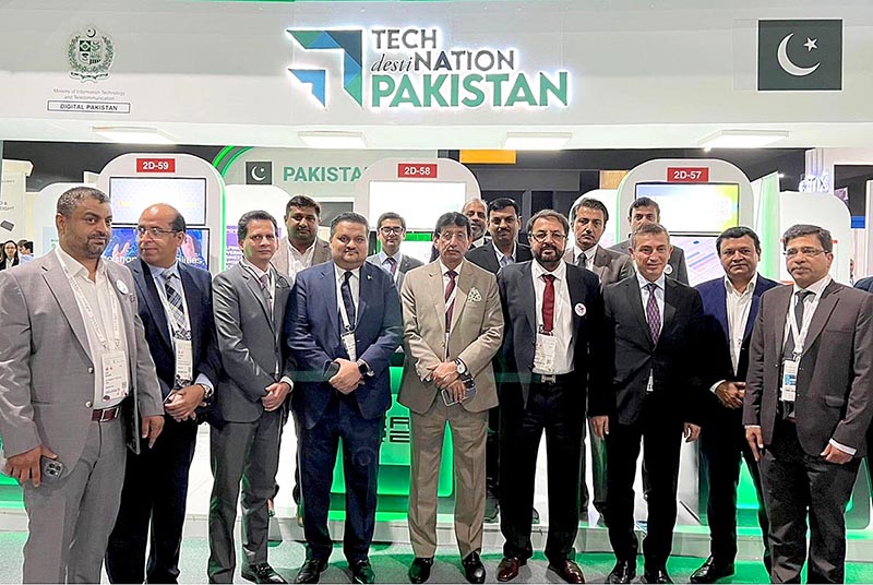Federal Minister for IT and Telecommunication Syed Amin Ul Haque in a group photo after visiting Pakistani pavilion at GITEX Global Exhibition