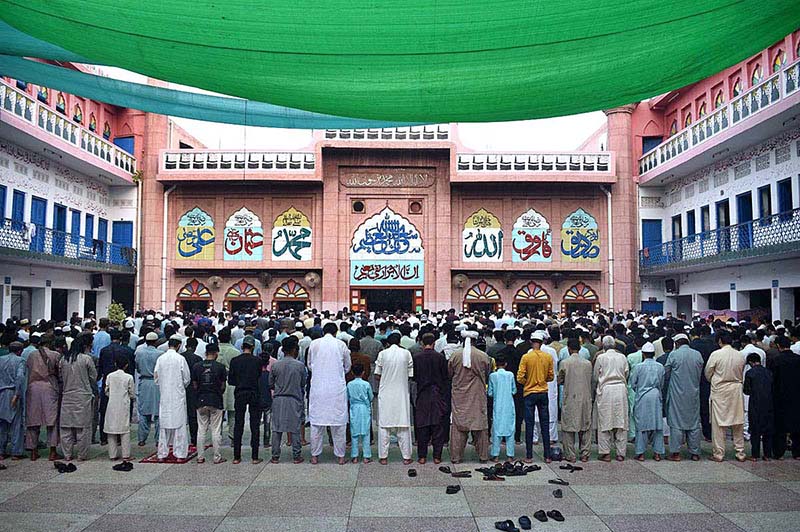 A large number of faithful offering Eidul Azha prayers at Jamia Naeemia