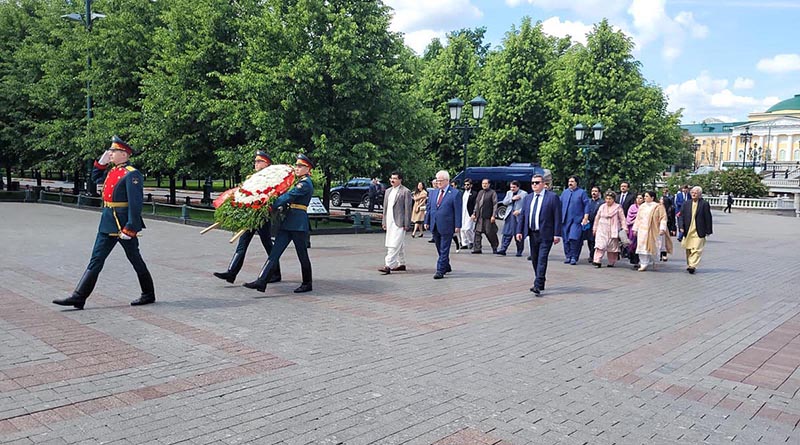 Chairman Senate Muhammad Sadiq Sanjrani along with delegation laying wreath at the tomb of unknown soldiers