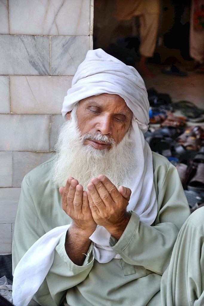 A large number of faithful offering Eidul Azha prayers at Jamia Naeemia