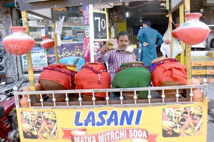 A vendor preparing famous summer drink 