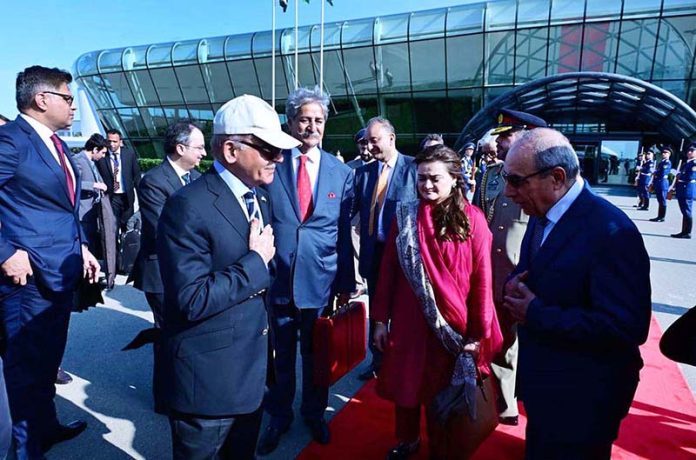 After completing his 2-days official visit to Azerbaijan, Prime Minister Muhammad Shehbaz Sharif departed Baku for Pakistan. Azerbaijan’s First Deputy Prime Minister Yagub Eyyubov and other senior Azeri officials were at the airport to say goodbye to the Premier