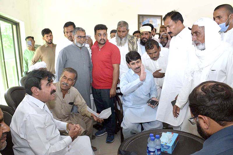 SAPM Rana Mubashir Iqbal listening problems of people in Khuli Kachehri at his Dera situated in Khayaban-i-Ameen