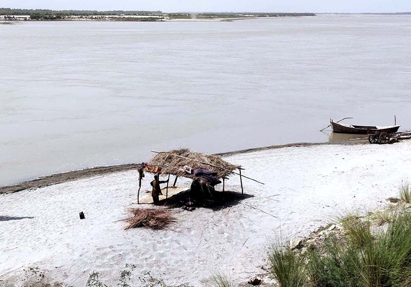 A makeshift hut on the bank of River Indus near Aqil Village