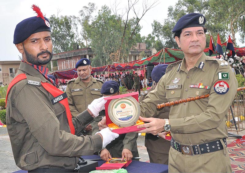RPO Sargodha Shariq Kamal Siddique distributing prize during 92th Police passing out parade held at Police Training School