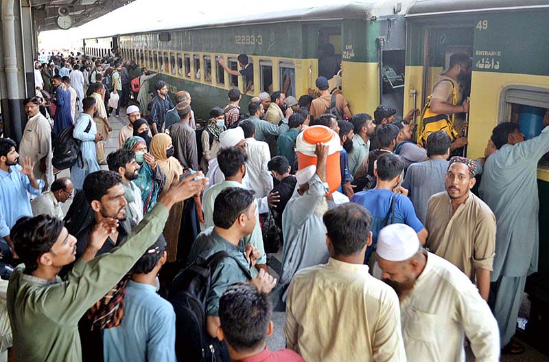 A large number of people boarding on train at Hyderabad Railway Station for going to their hometowns to celebrate Eid ul Azha with their dear ones