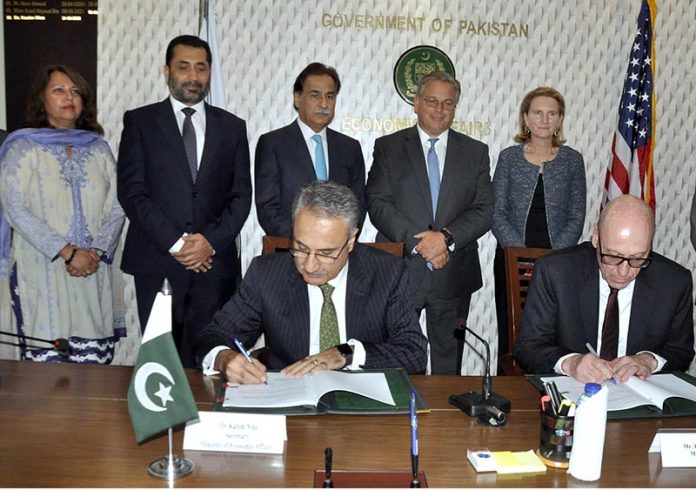 Dr. Kazim Niaz, Secretary EAD and Mr. Reed Aeschliman, USAID Mission Director to Pakistan, signs a new five-year bilateral Development Objectives Assistance Agreement (DOAG) at Ministry of Economic Affairs. The signing ceremony was witnessed by the Federal of Economic Affairs, Sardar Ayaz Sadiq and the visiting USAID Deputy Administrator, Ms. Isobel Coleman