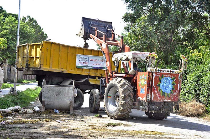 CDA staffers busy in removing offal and remains of sacrificial animals on the 1st day of Eid Ul Azha