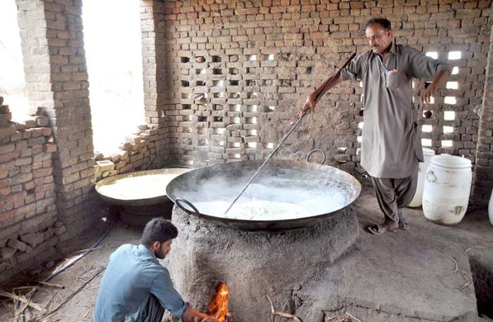 Vendors making khoya at Adda Boori
