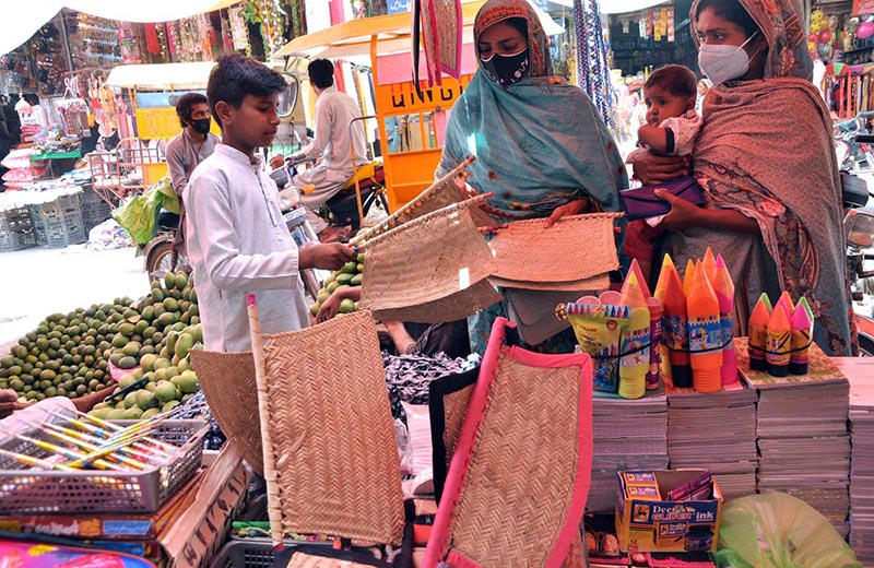 A vendor cutting achari mangoes at Gole bazar