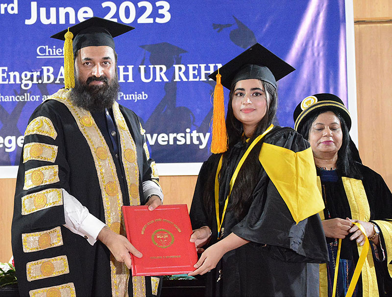 Governor of Punjab, Muhammad Baligh Ur Rehman awarding degrees among the successful students during the 3rd Convocation of Government College Women University Faisalabad (GCWUF)
