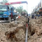 SNGPL staffers laying Sui gas pipeline at Masoom Shah Road