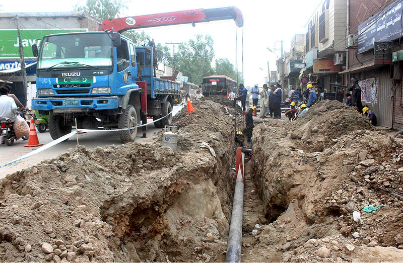 SNGPL staffers laying Sui gas pipeline at Masoom Shah Road