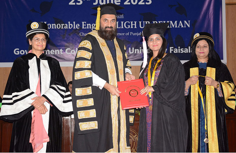 Governor of Punjab, Muhammad Baligh Ur Rehman awarding degrees among the successful students during the 3rd Convocation of Government College Women University Faisalabad (GCWUF)