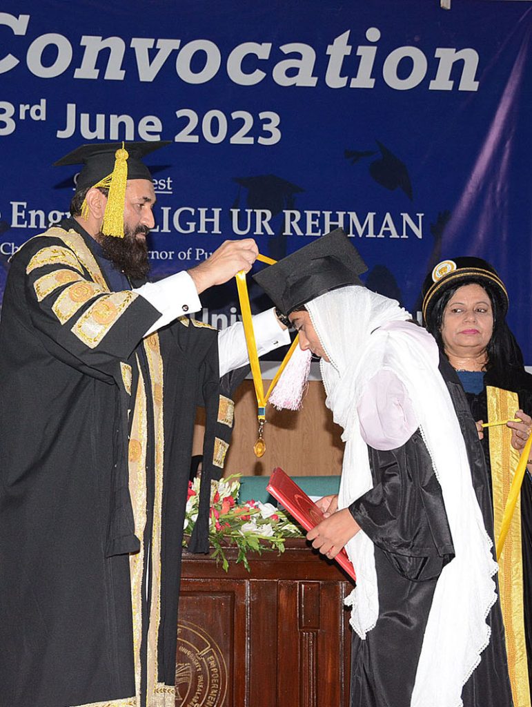 Governor of Punjab, Muhammad Baligh Ur Rehman awarding degrees among the successful students during the 3rd Convocation of Government College Women University Faisalabad (GCWUF)