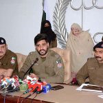 SP Lyallpur Division Irtaza Kamil briefing the media persons at Police Line about the recovery of the child who was abducted from Allied Hospital