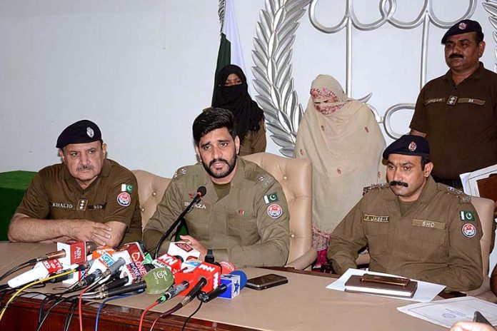 SP Lyallpur Division Irtaza Kamil briefing the media persons at Police Line about the recovery of the child who was abducted from Allied Hospital