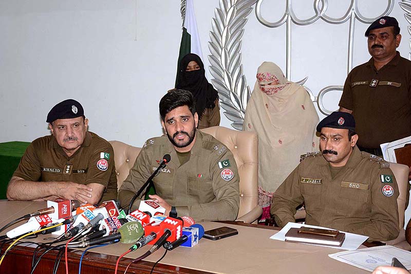 SP Lyallpur Division Irtaza Kamil briefing the media persons at Police Line about the recovery of the child who was abducted from Allied Hospital