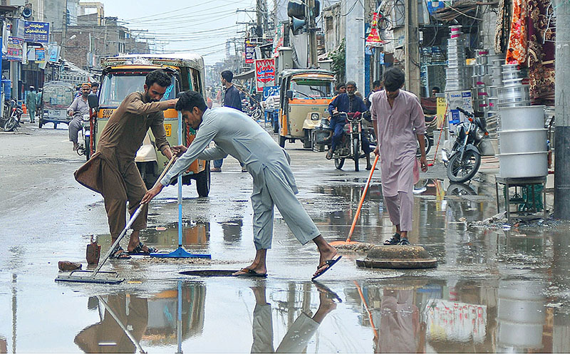 Commuters faces a challenging task of crossing stagnant water amidst heavy rainfall at kutchery road