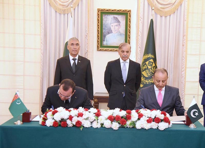 State Minister of Turkmenistan and Head of Turkmengaz, Maksat Babayev and Minister of State for Metroleum of Pakistan, Dr. Musaddiq Malik signing TAPI Joint Implementation Plan meanwhile Prime Minister Muhammad Shehbaz Sharif witnesses the signing