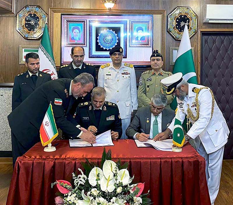 Secretary Defence Lt. Gen (Retd) Hamood Uz Zaman Khan and Commander Border Guards of Islamic Republic of Iran Brig. General Ali Goudarzi signing MoU