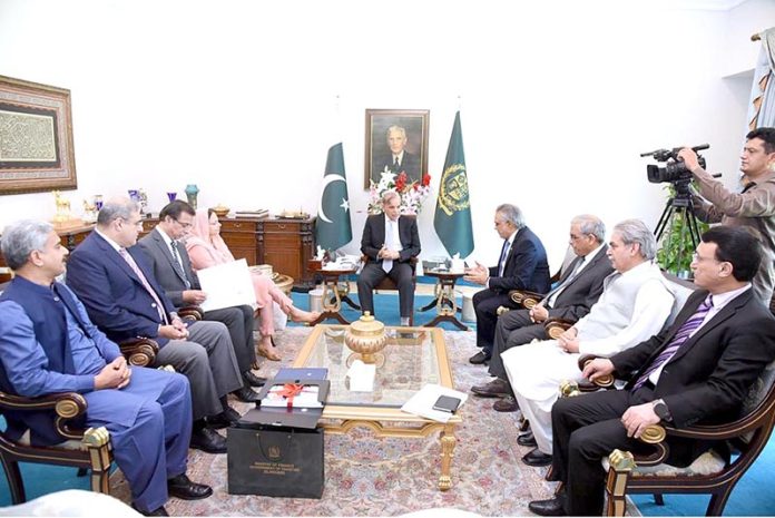 Economic Team led by Finance Minister Ishaq Dar calls on Prime Minister Muhammad Shehbaz Sharif