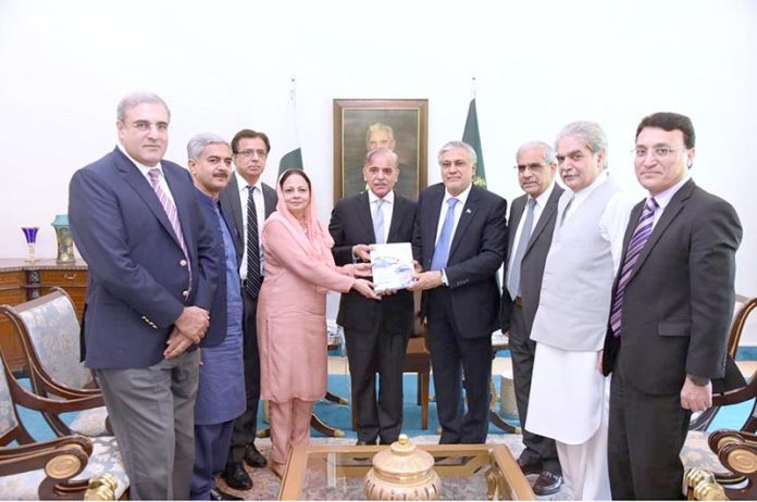 Finance Miniter Ishaq Dar and the economic team presenting Economic Survey of Pakistan for FY-2022-23 to Prime Minister Muhammad Shehbaz Sharif