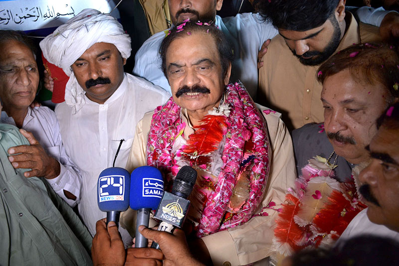 Federal Minister for Interior Rana Sana Ullah Khan is inaugurating of railway gate on Chack No. 190 RB Karari Kalan Jhumra Road